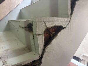 サビが発生した鉄骨アパート階段