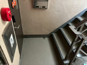 滑り防止施工後の安全なアパート階段