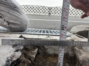 東大阪市で行ったカーブミラー設置工事の施工中写真