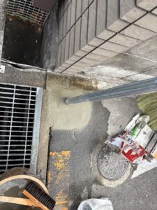 カーブミラー支柱を固定している施工中の様子