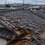 台風や強風による屋根の破損と火災保険で修理できる可能性を示すイメージ