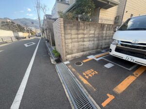東大阪市の駐車場出口で見通しが悪い施工前の様子