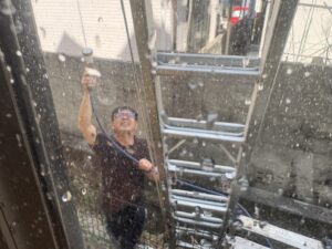 雨漏り原因を確認するための散水調査