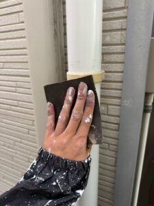 尼崎市の外壁塗装工事　雨樋塗装前のケレン作業