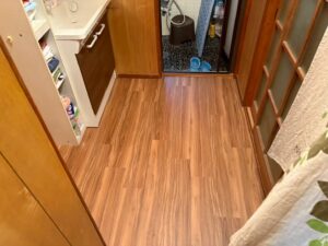 尼崎市 洗面所と廊下のフロアタイル施工後
