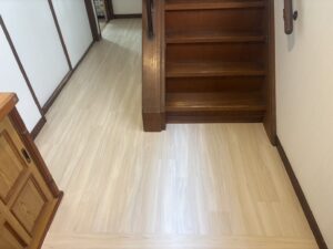尼崎市のフロアタイル施工後 玄関ホールと廊下の仕上がり