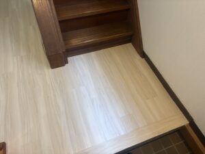 尼崎市のフロアタイル施工後 階段下周辺の床リフォーム完了