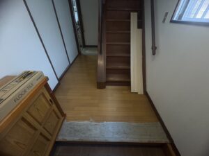 尼崎市のフロアタイル施工前 玄関ホールと廊下の床の状態