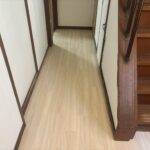 尼崎市のフロアタイル施工事例 玄関ホールと廊下の床リフォーム後