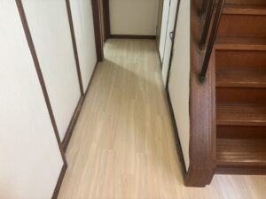 尼崎市のフロアタイル施工事例 玄関ホールと廊下の床リフォーム後