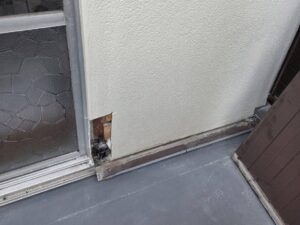 尼崎市の外壁雨漏り修理工事前のサッシまわり