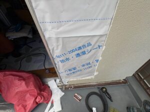 尼崎市の外壁雨漏り修理で防水紙を施工した様子