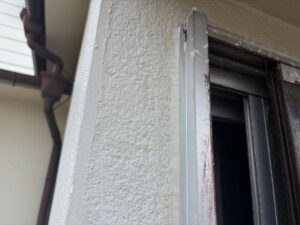 尼崎市の外壁雨漏り修理で止水コーキングを施工した様子