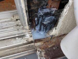 尼崎市のサッシまわり雨漏り修理で止水コーキングを施工した様子
