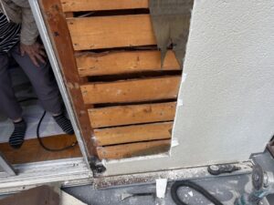 尼崎市の外壁雨漏り修理に伴う外壁解体作業