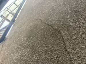 尼崎市でサッシ雨漏り修理に伴い外壁のクラックを補修する前の状態