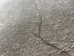 尼崎市でサッシ雨漏り修理に伴い外壁のクラックを補修する前の状態