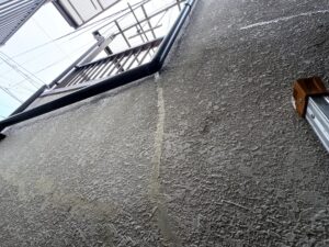 外壁のクラックを左官補修している様子