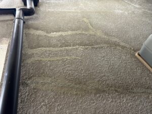 外壁のクラックを左官補修している様子