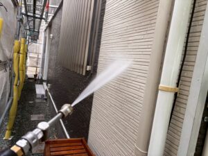 尼崎市の外壁塗装工事　塗装前の外壁洗浄作業