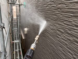 尼崎市の外壁塗装工事　塗装前の高圧洗浄作業