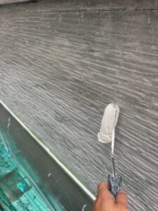 尼崎市の外壁塗装工事　ローラーによる外壁塗装作業