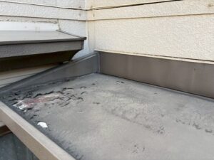 塗装前の玄関ポーチ屋根裏面の状態