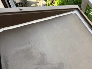 玄関ポーチ屋根と外壁の取り合い部分のコーキング補修