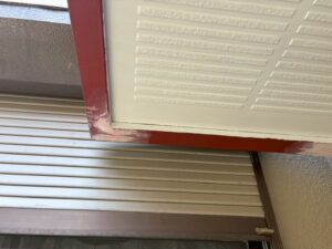 玄関ポーチ屋根の鉄部にサビ止め塗装を施工している様子