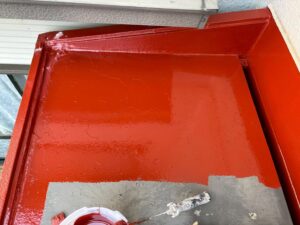 玄関ポーチ屋根の鉄部にサビ止め塗装を施工している様子