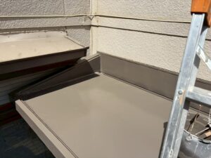 塗装完了後の玄関ポーチ屋根上面