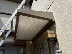 尼崎市で施工した玄関ポーチ屋根塗装工事完了後の様子