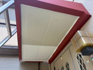 玄関ポーチ屋根上面の塗装作業中