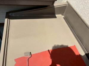 玄関ポーチ屋根上面の塗装作業中