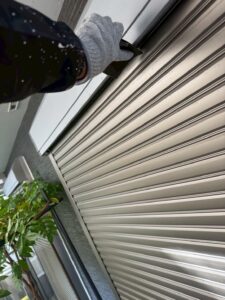 尼崎市の外壁塗装工事　庇塗装前のケレン作業