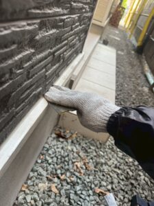 尼崎市の外壁塗装工事　水切り板金塗装前のケレン作業