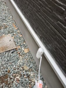 尼崎市の外壁塗装工事　水切り板金の塗装作業