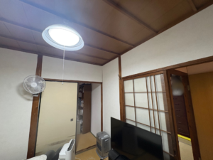 壁ボード施工後にクロス仕上げを行った和室