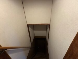 壁ボード施工とクロス張替え後の階段壁