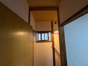 内装リフォーム後の明るくなった階段前廊下