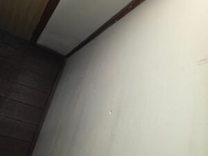 化粧ベニヤが残る階段壁の施工前状況