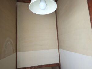 尼崎市の内装リフォーム工事前の階段壁の様子