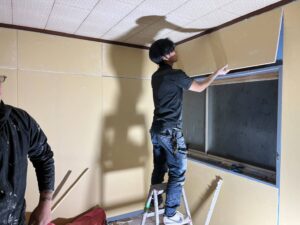 尼崎市の内装リフォームで壁面の下地調整を進める様子