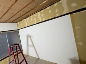 尼崎市の内装リフォームで壁ボード施工を行った工事中の様子