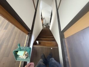 尼崎市の内装リフォームでクロス張替えを行った階段部分
