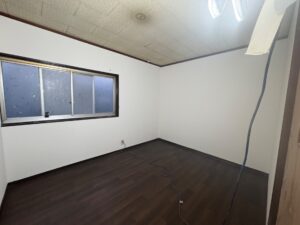 尼崎市の内装リフォーム後の明るい居室空間
