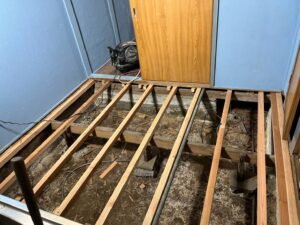 尼崎市の内装リフォームで既存床を解体した施工前の状態