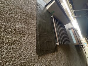 サッシ雨漏り修理で左官補修を行い外壁下地を仕上げた様子
