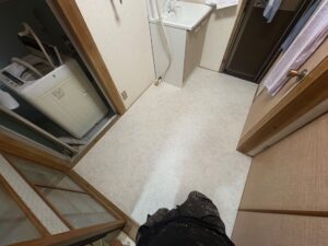 尼崎市で行った洗面所リフォームの施工後の様子 床補強・クッションフロア張替え・洗面台交換工事