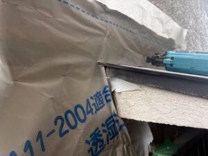 サッシまわりに透湿防水シートを施工し防水処理を実施